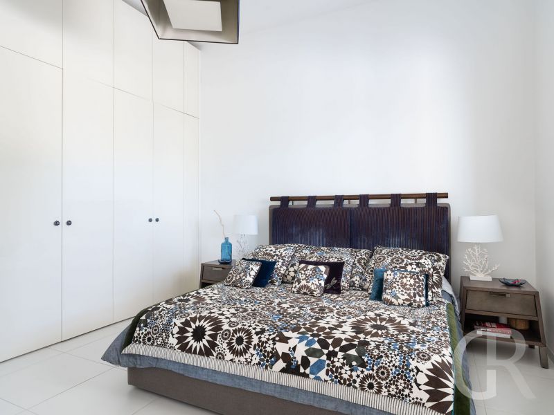 caponegro-schwarz-weisses-bett.jpg