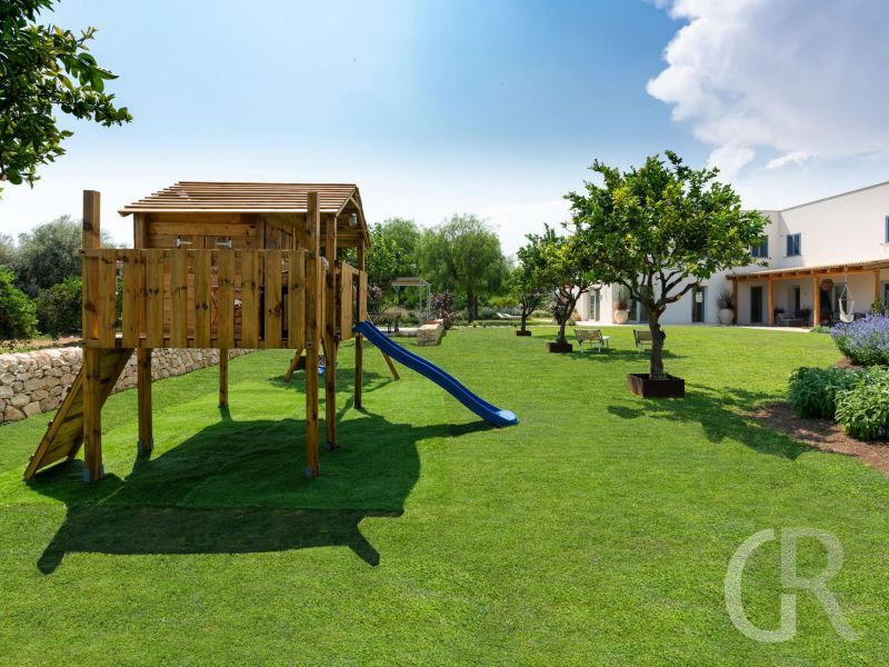 casa-degli-aranci-rasen-mit-spielgeraeten.jpg