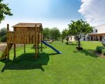 casa-degli-aranci-rasen-mit-spielgeraeten.jpg