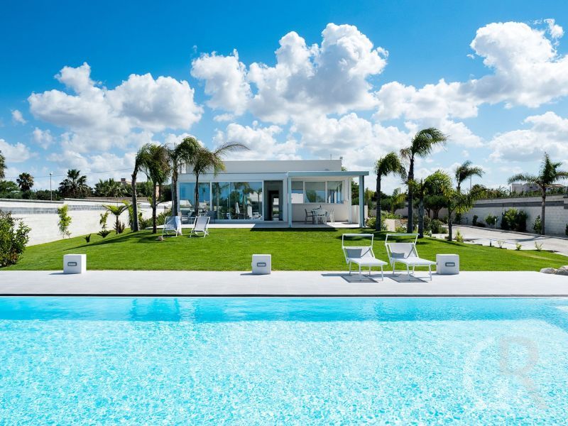 casa-diantha-pool-mit-blick-auf-das-haus.jpg