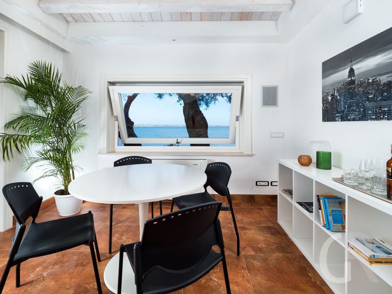 ferienhaus-baia-mar-kleiner-esstisch.jpg