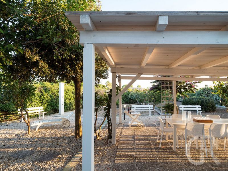 ferienhaus-baia-mar-sitzplatz-unter-der-pergola.jpg