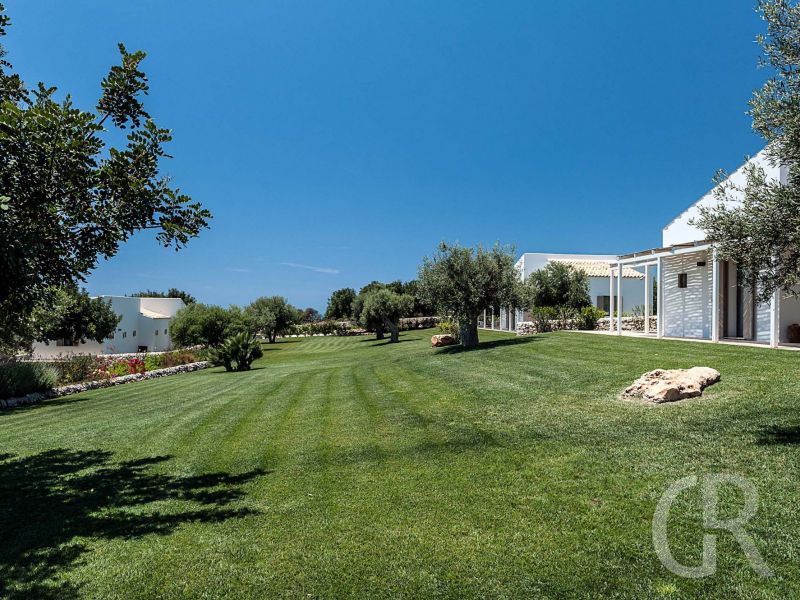 ferienhaus-carrubi-garten-am-haus.jpg