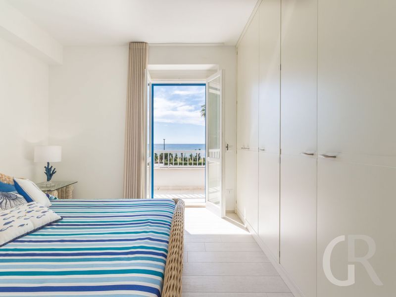 ferienhaus-clotilde-schlafzimmer-mit-ausgang-zum-balkon.jpg