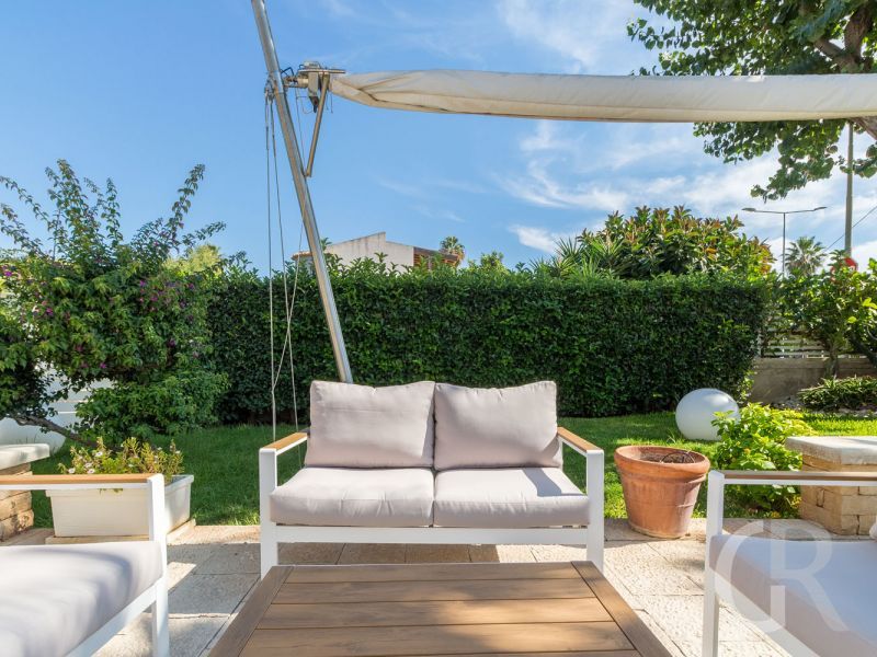 ferienhaus-clotilde-terrasse-mit-sitzmoebel.jpg