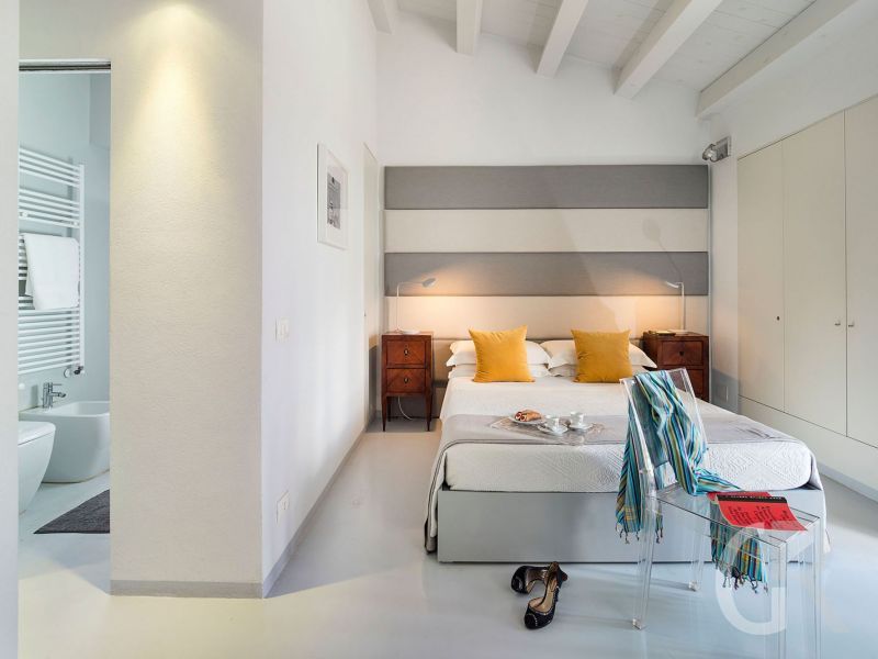 ferienhaus-hybla-modernes-schlafzimmer.jpg