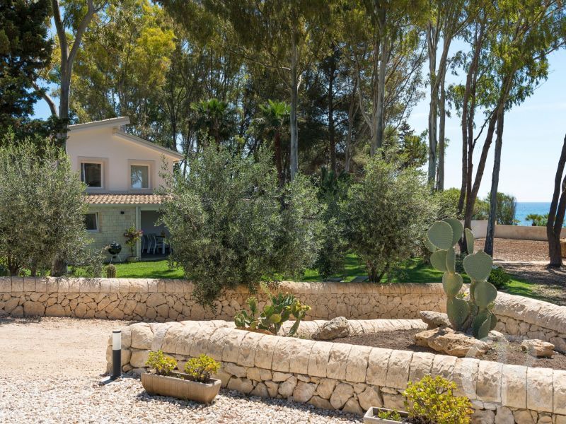 ferienhaus-marinella-gartenbett-vor-der-villa.jpg