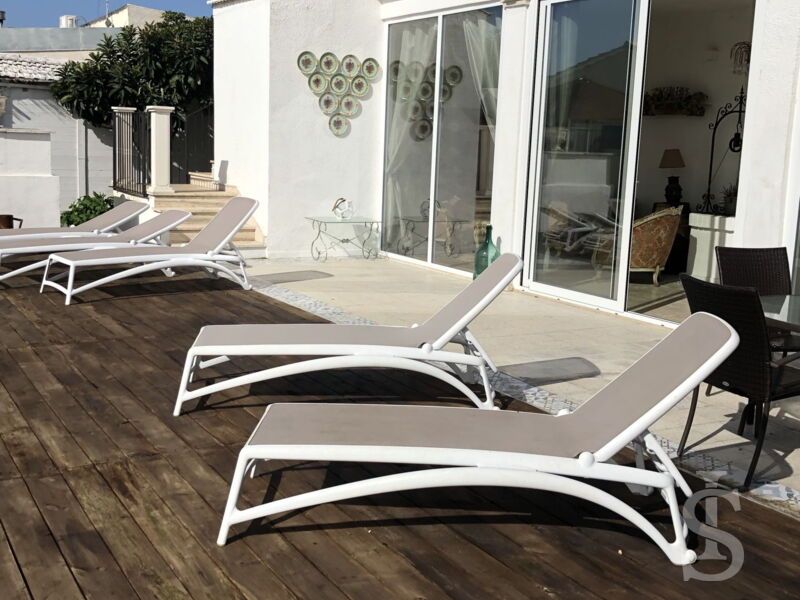 ferienhaus-memmoria-sonnenliegen.jpeg