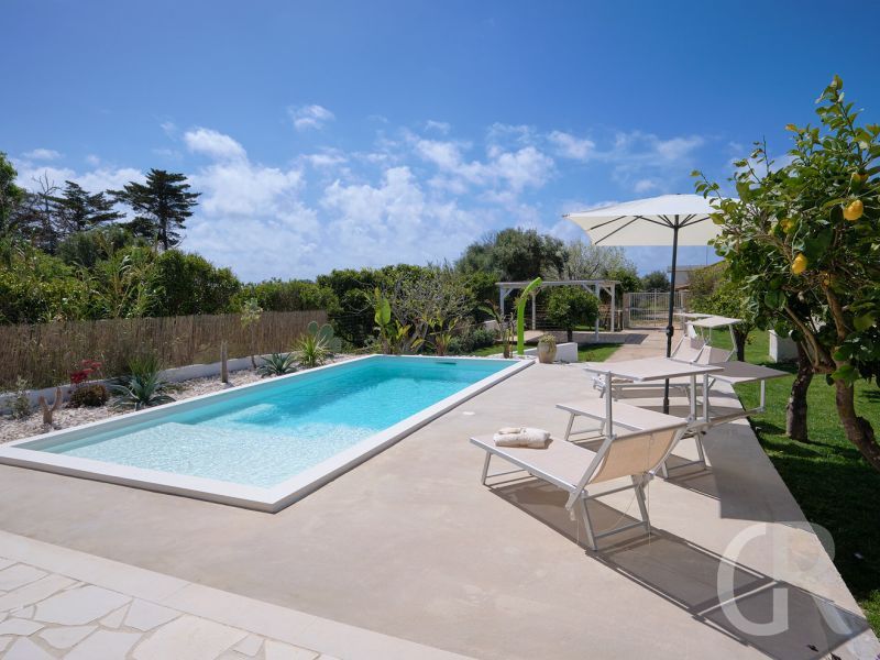 ferienhaus-teti-schwimmbad-mit-sonnenschirm.jpg