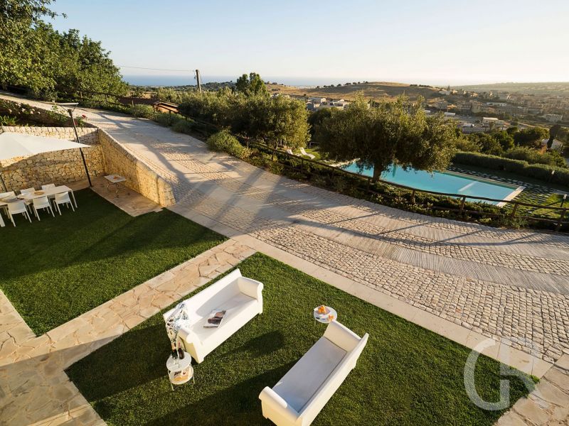 ferienhaus-villa-dorata-blick-auf-den-pool.jpg