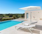 ferienhaus-villa-mora-sonnenliegen.jpg