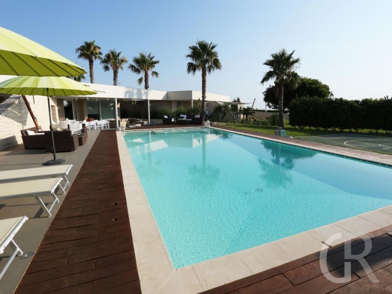 ferienhaus-villa-venere-grosser-pool-mit-palmen.jpg