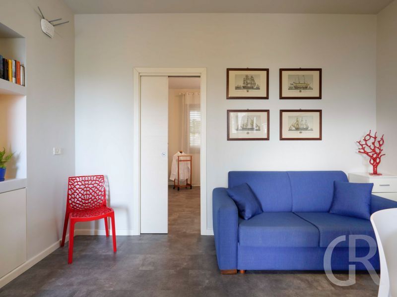 ferienwohnung-corallo-blaues-sofa.jpg