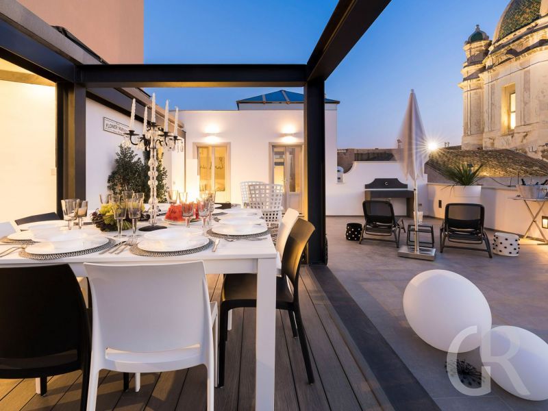 ferienwohnung-dimora-esstisch-auf-der-terrasse-am-abend.jpg