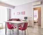 ferienwohnung-glicine-esstisch-und-zugang-zum-balkon.jpg