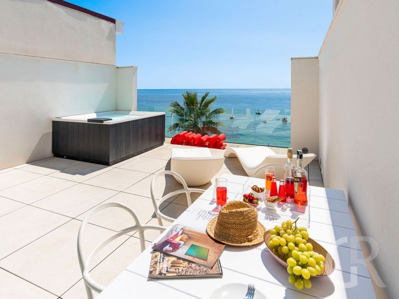 ferienwohnung-peppina-gedeckter-tisch-auf-der-terrasse.jpg