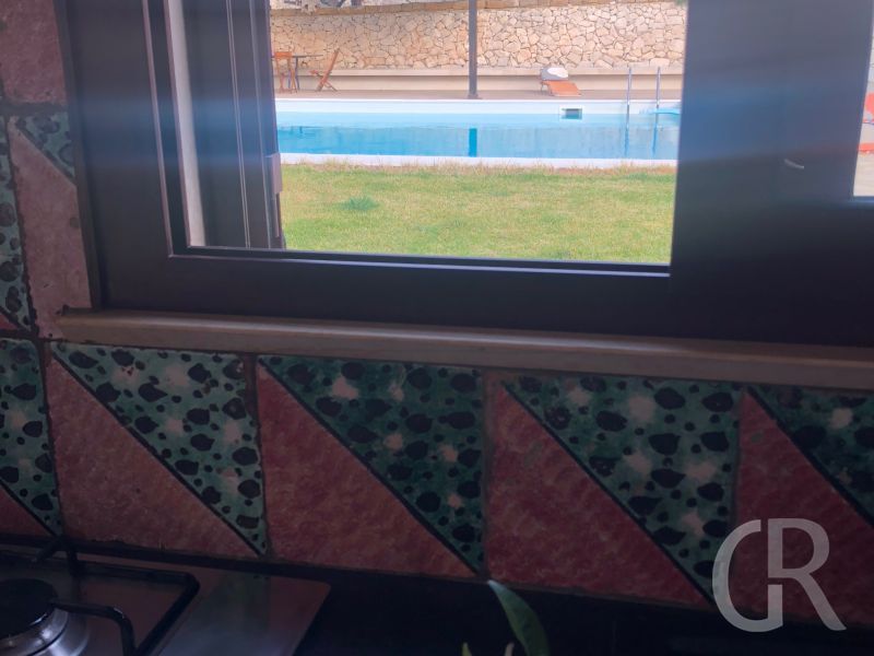 ferienwohnung-piscina-blick-aus-der-kueche-zum-pool.jpg