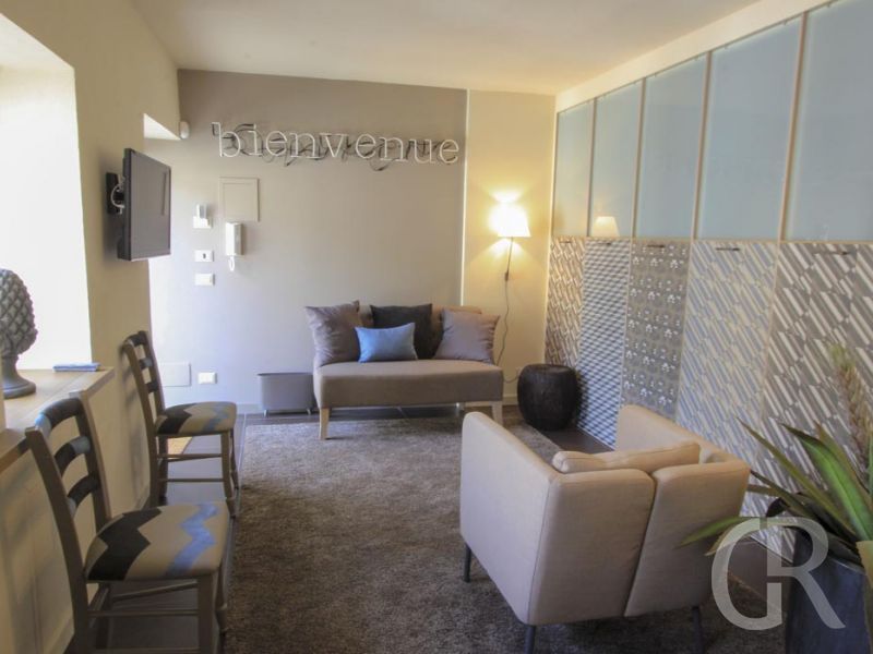 ferienwohnung-platone-wohnraum-mit-sofa.jpg