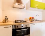 ferienwohnung-ulisse-kueche-mit-kochfeld-und-backofen.jpg