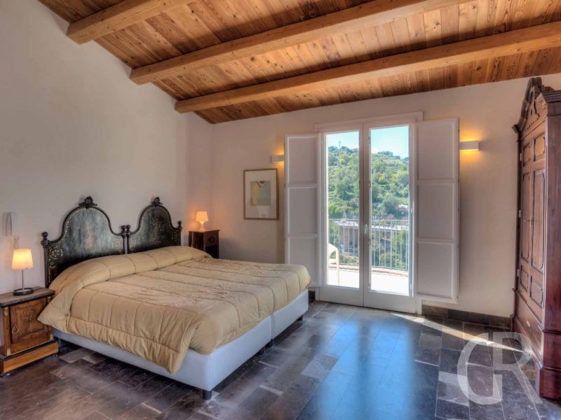 ferienwohnung-ulisse-schlafraum-mit-doppelbett-und-ausgang-zur-terrasse.jpg