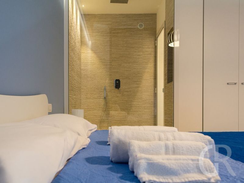 ferienwohnung-veranda-sul-mare-schlafzimmer-mit-doppelbett-und-sicht-in-die-glasduschejpg.jpg