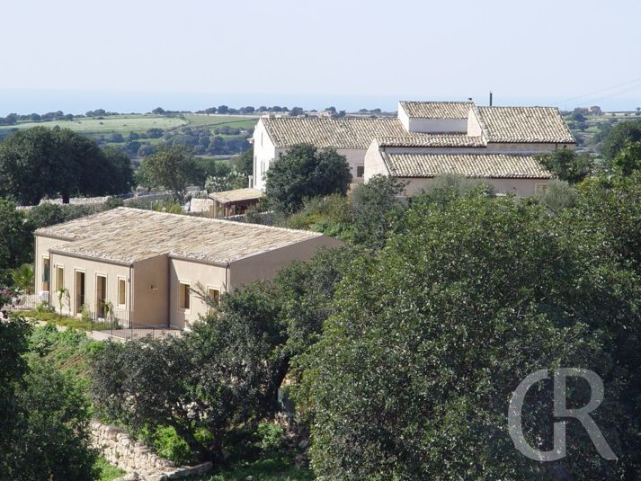 ferienwohnungen-donnafugata-gartenanlage-und-gebaeude.JPG