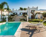 pigna-bianca-pool-mit-sonnenliegen.jpg