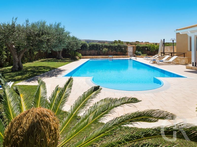villa-afrodite-garten-mit-pool.jpg