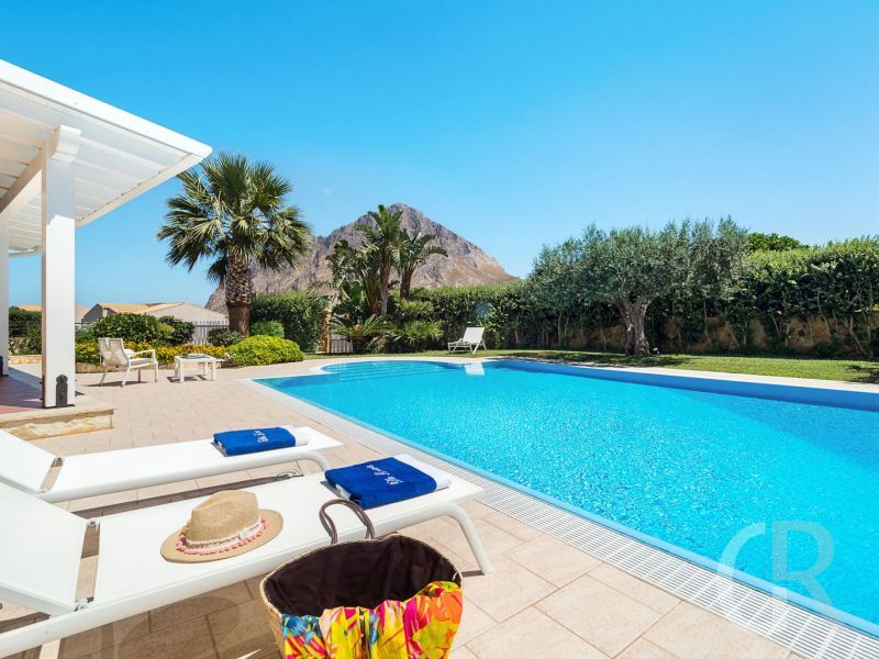 villa-afrodite-pool-garten-und-terrasse.jpg