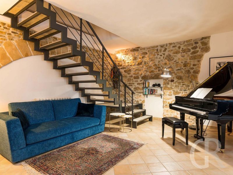 villa-ager-costa-treppenaufgang-am-piano.jpg