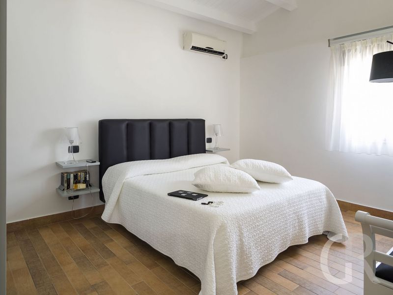 villa-agora-doppelbett-im-schlafzimmer.jpg