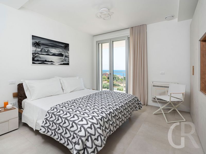 villa-anna-modernes-helles-schlafzimmer.jpg