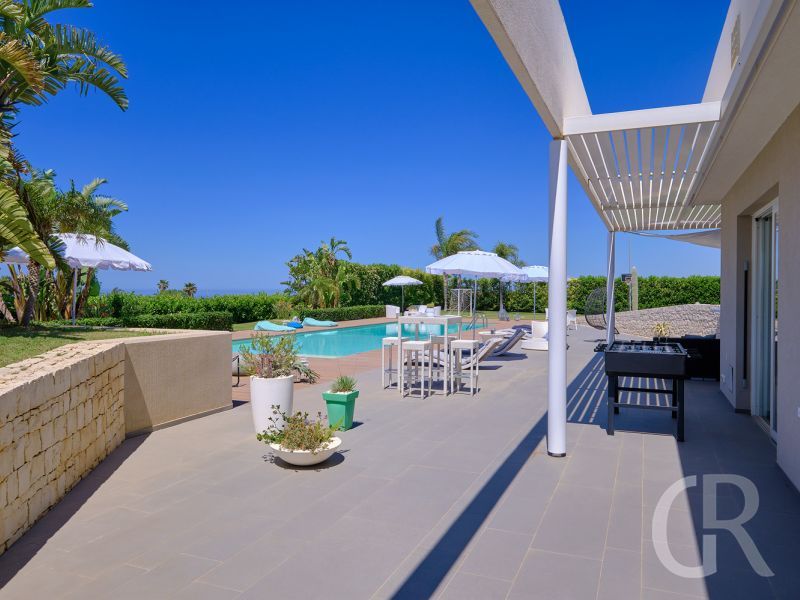 villa-anthea-pool-mit-sonnenschirmen.jpg