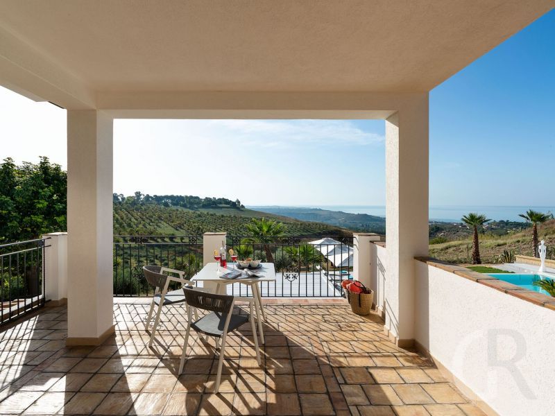 villa-camemi-sitzgruppe-auf-der-terrasse.jpg