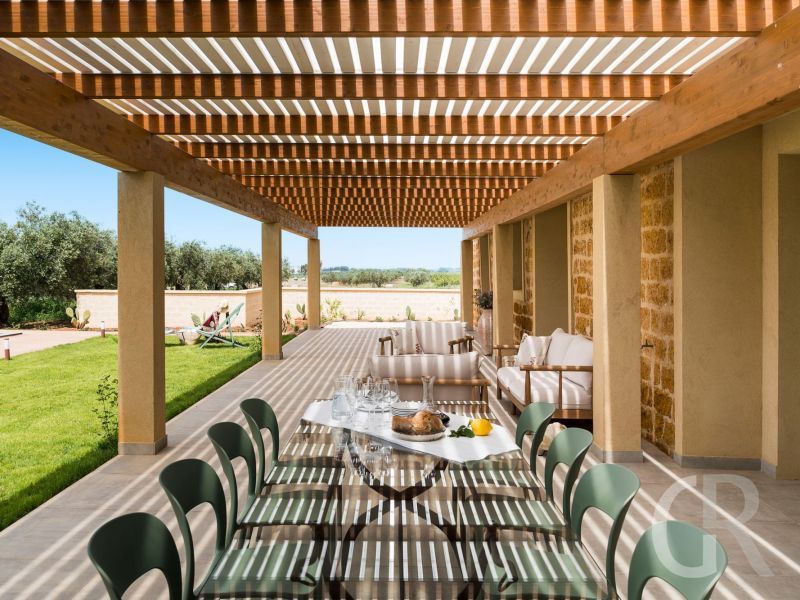 villa-cavale-esstisch-auf-der-terrasse.jpg