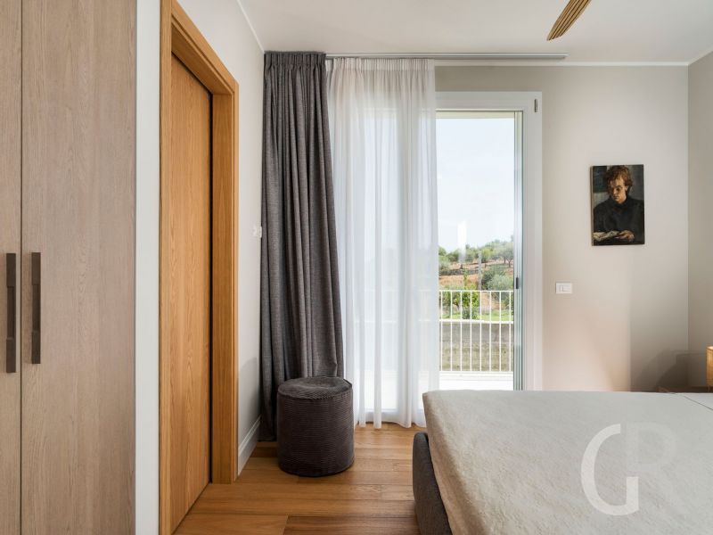 villa-colle-verde-schlafzimmer-und-ausgang-ins-freie.jpg