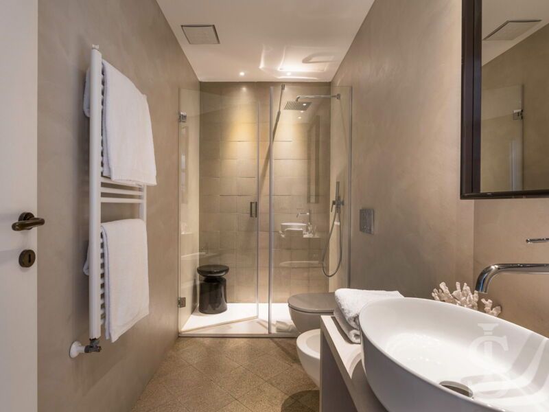 villa-continella-badezimmer-3-mit-duschbad-seitliche-ansicht.jpg