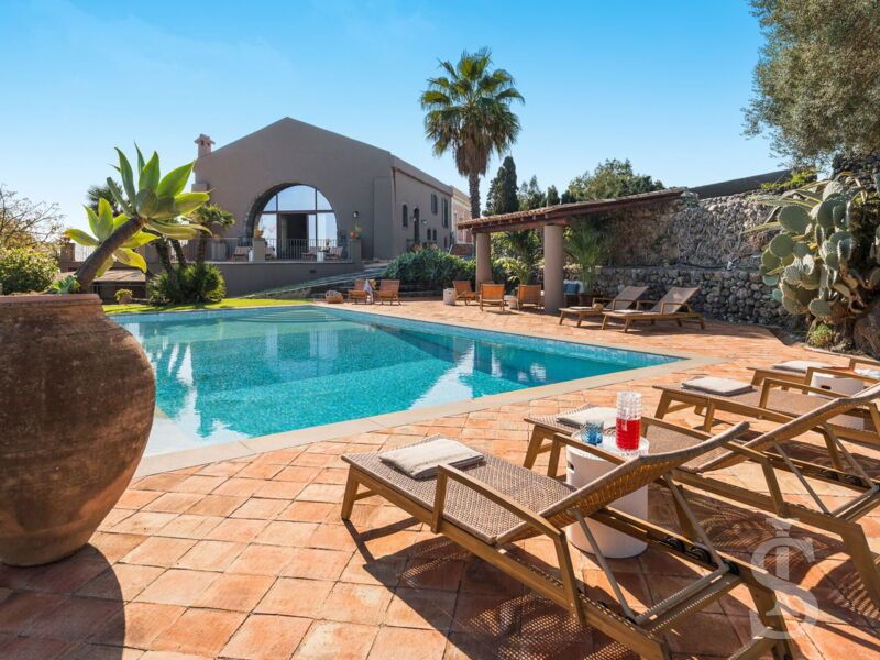 villa-continella-pool-mit-blick-zum-haus.jpg