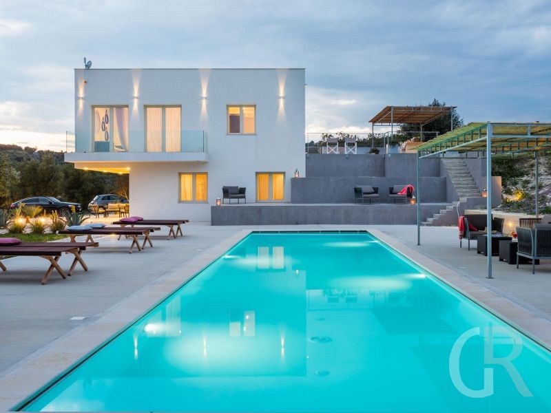 villa-contrada-pool-und-beleuchtete-villa.jpg