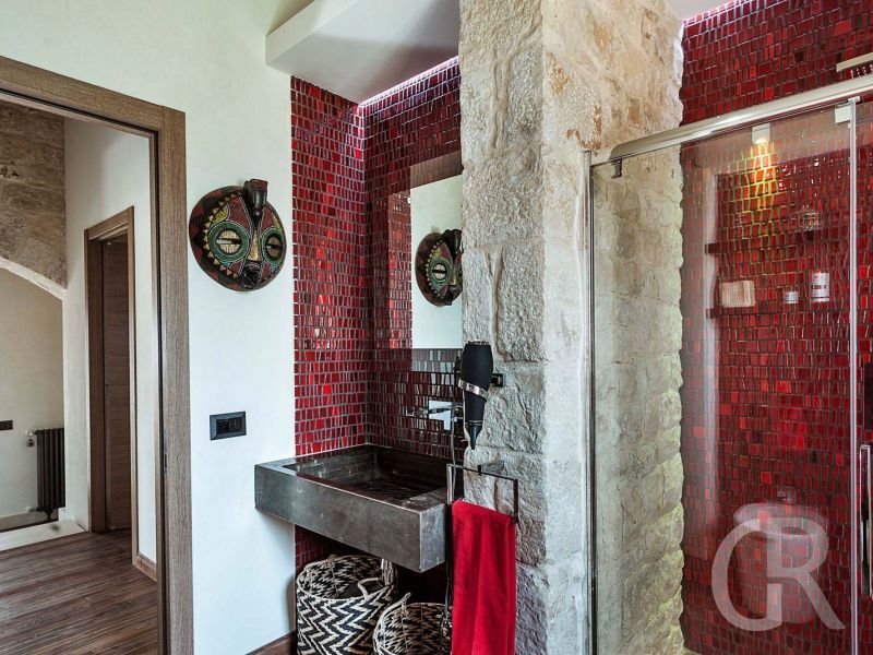 villa-corte-moscata-rotes-bad.jpg