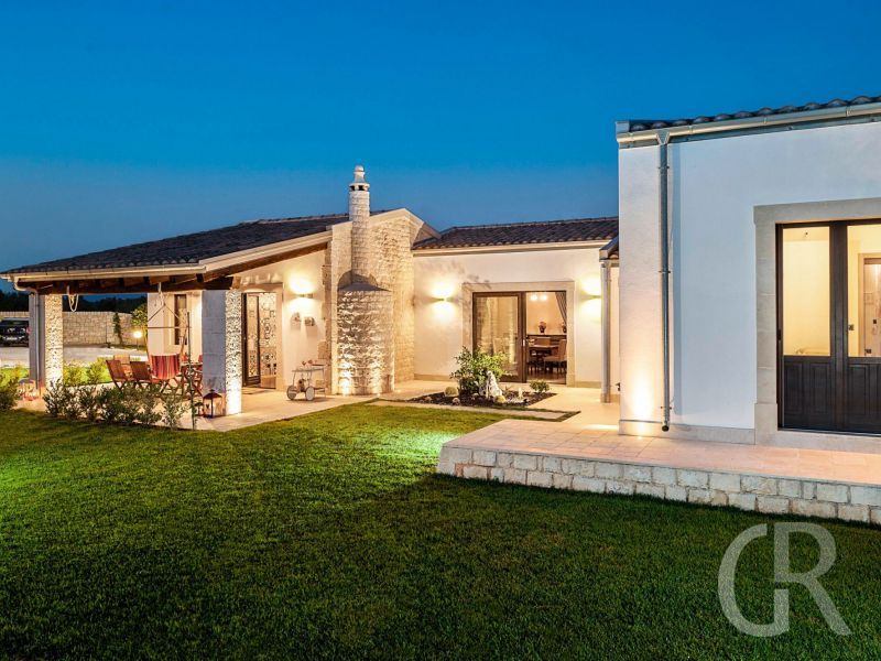 villa-corte-moscata-villa-am-abend.jpg