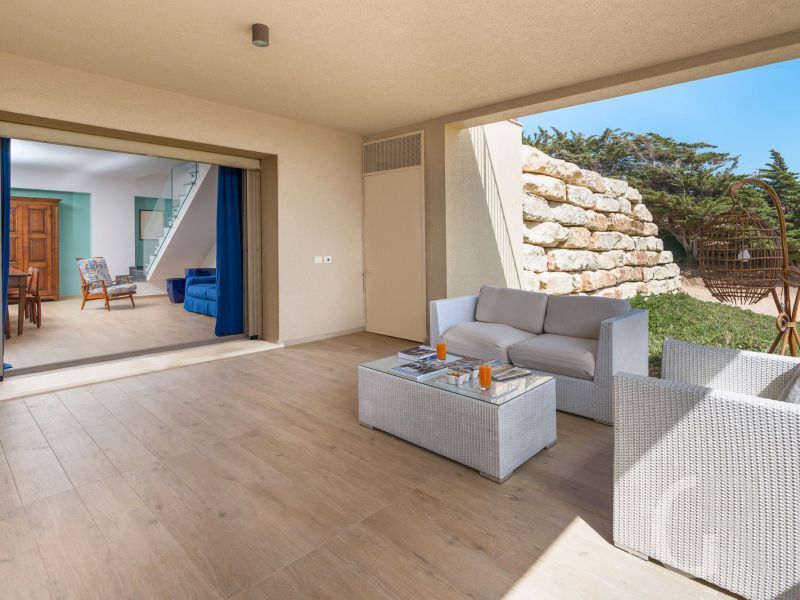 villa-dafne-terrasse-mit-sitzmoebeln.jpg