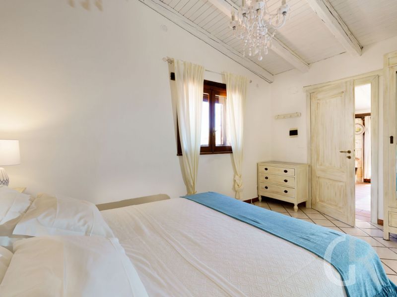 villa-del-mito-grosszuegiges-schlafzimmer.jpg