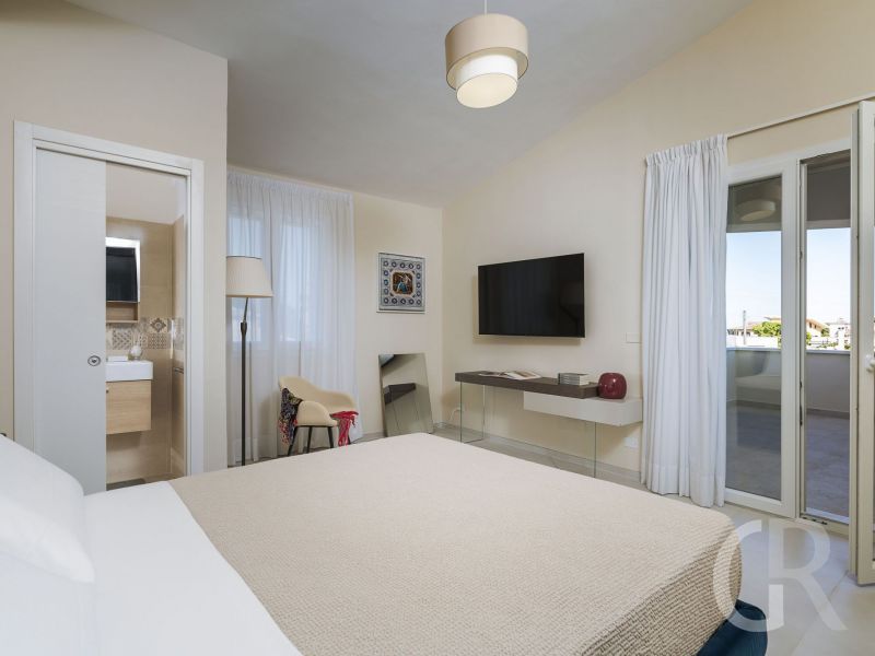villa-diletta-doppelbett-und-tv.jpg