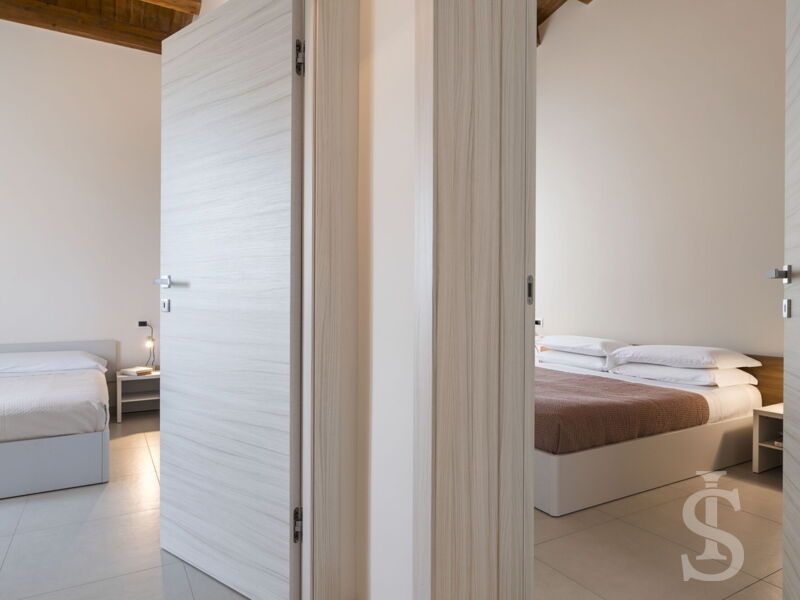 villa-dimora-bufalefi-ansicht-zwei-schlafzimmer-im-nebengebaeude.jpg