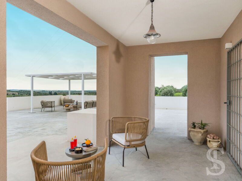 villa-dimora-bufalefi-blick-zur-terrasse-und-aussenbereich.jpg