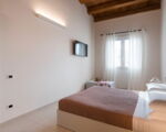 villa-dimora-bufalefi-schlafzimmer-mit-doppelbett-nebengebaeude.jpg
