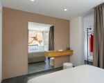 villa-dolce-vita-bett-und-grosser-spiegel.jpg