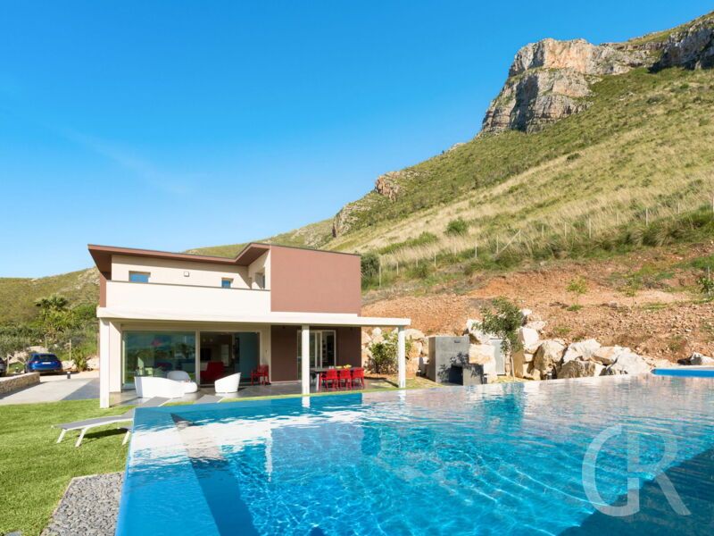 villa-dolce-vita-haus-mit-pool.jpg