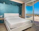 villa-domizia-weisses-doppelbett.jpg